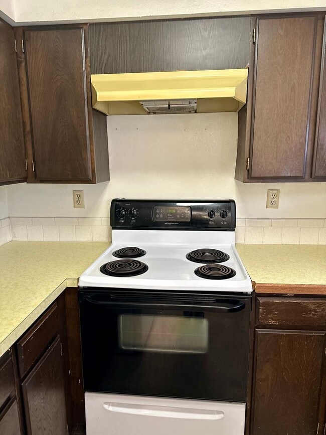 Building Photo - Hard to find 2 bdrm, 1.5 bath unit with water, sewer, and garbage.  Onsite laundry and A/C!