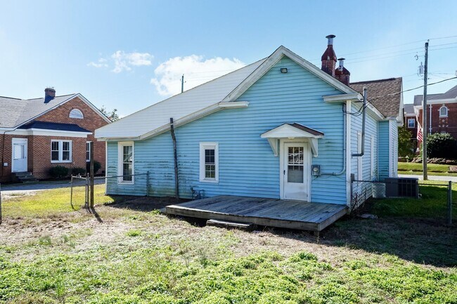 Building Photo - Four Bedroom Home!