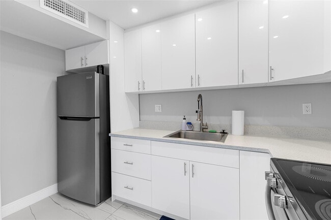 Building Photo - 5925 SW 36th Ct