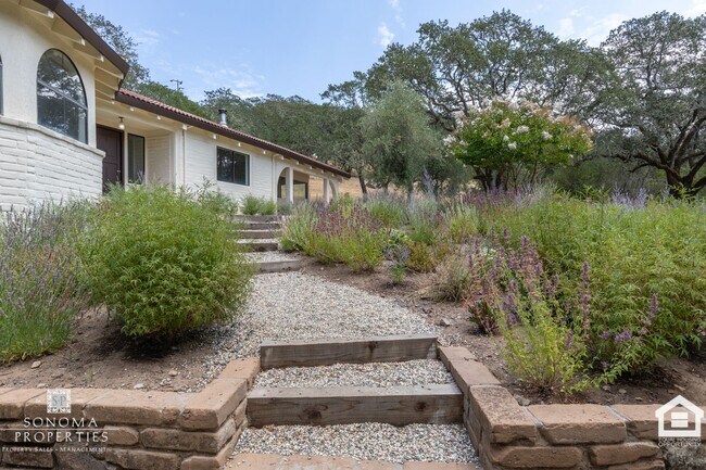 Building Photo - Wine Country Living in Spacious Glen Ellen...