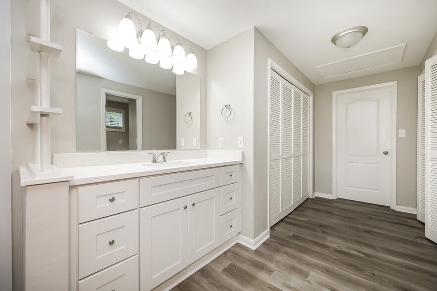 Building Photo - 104 1st St Ct