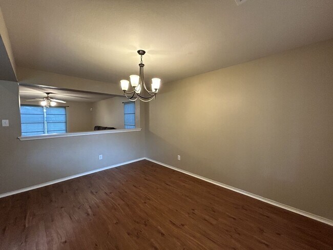 Building Photo - BEAUTIFUL 4 BR/2BTH HOUSE LOCATED IN CIBOL...