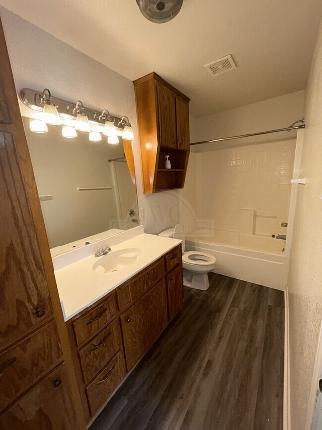 Building Photo - 2204 Wright Way