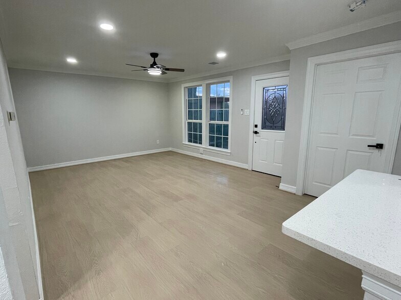 Living room - 7022 Fondren Rd