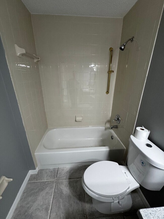 Building Photo - Beautifully Maintained 3BR/2BA Home with Fenced Yard & Sunroom in Ocala