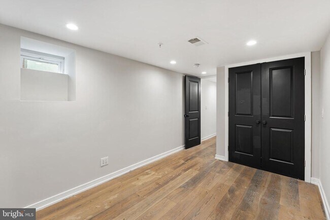 Building Photo - 2526 W Girard Ave