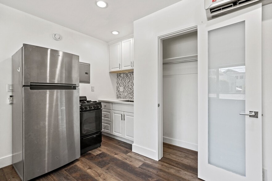 Building Photo - 1321 W 36th Pl