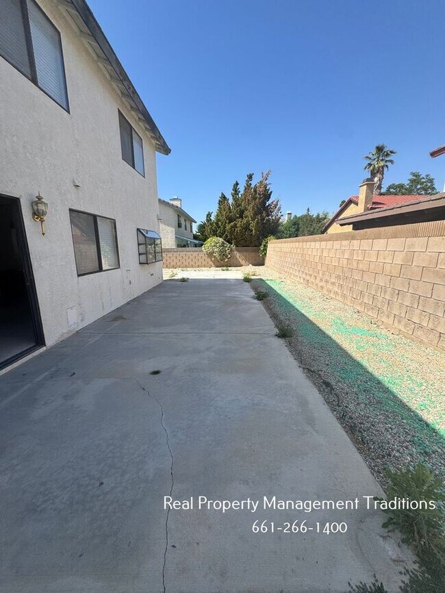 Building Photo - 4 + 3 Pool Home in West Lancaster
