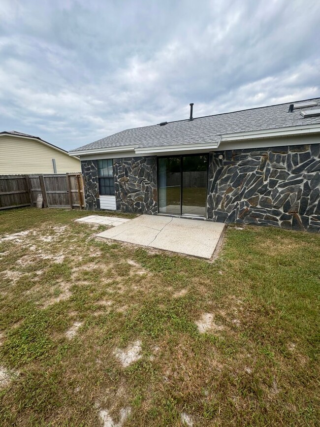 Building Photo - Price Drop! Great 3 Bedroom Home! 25% off ...