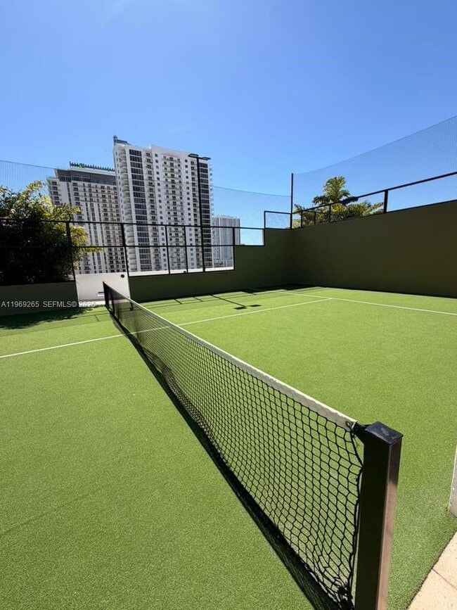 Building Photo - 700 NE 24th St