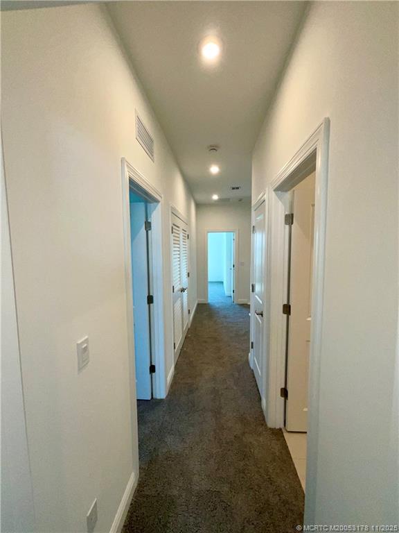 Building Photo - 860 SW St Creek Dr