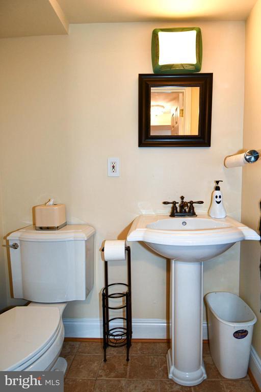 Building Photo - 9401 Hickory View Pl
