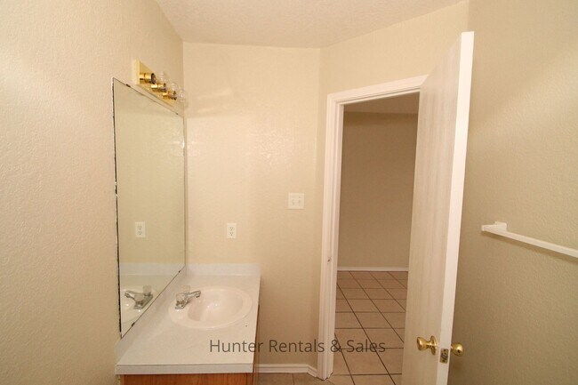 Building Photo - 4504 Jeff Scott Dr