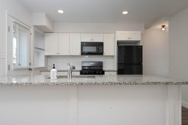 Building Photo - 806 Benninghaus Rd