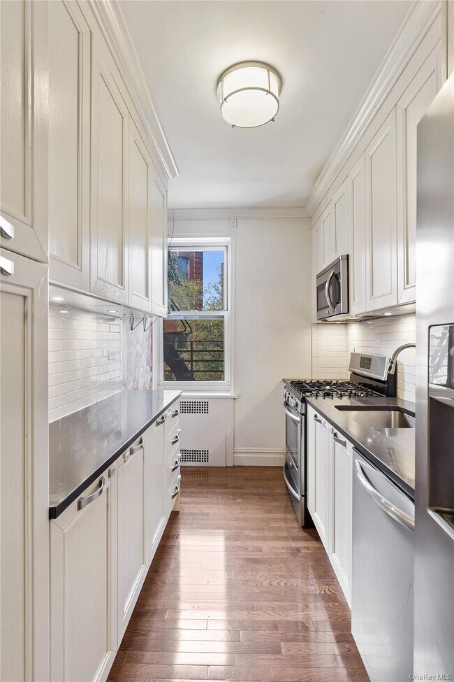 Building Photo - 73-12 35th Ave