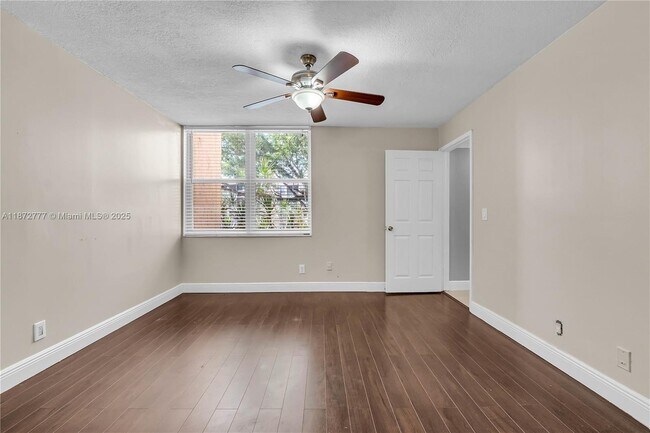 Building Photo - 9431 Live Oak Pl