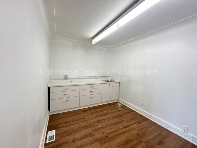 Building Photo - 1147 3rd St