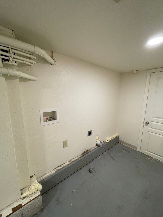 Building Photo - Awesome studio apt downtown with full kitc...