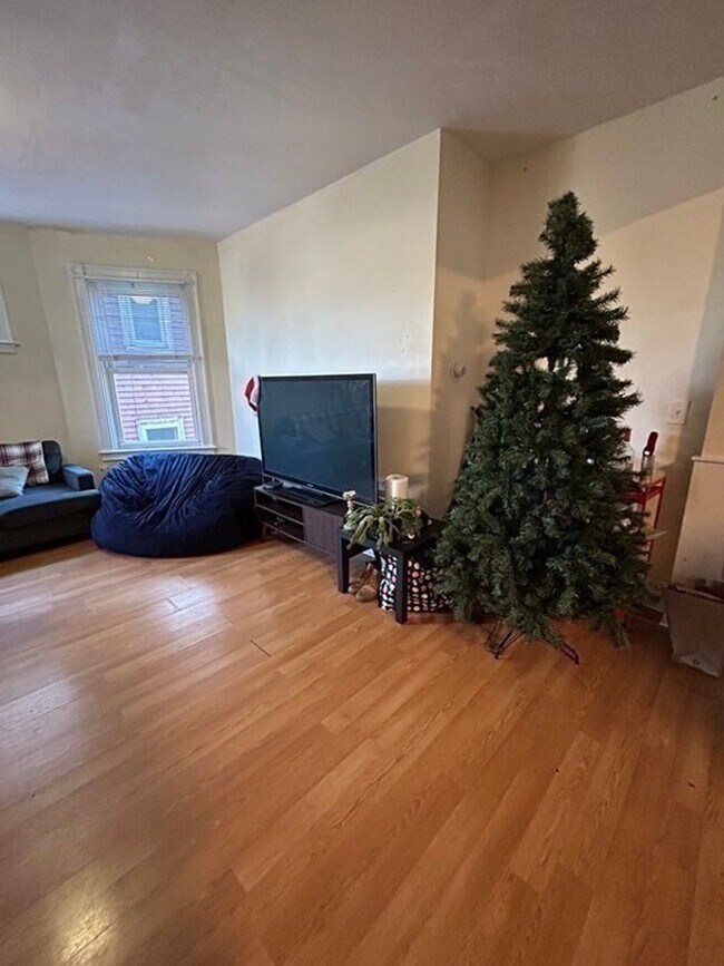 Building Photo - MISSION HILL 4 BED/2 BATH WITH UPDATED KITCHEN - WATER INCLUDED