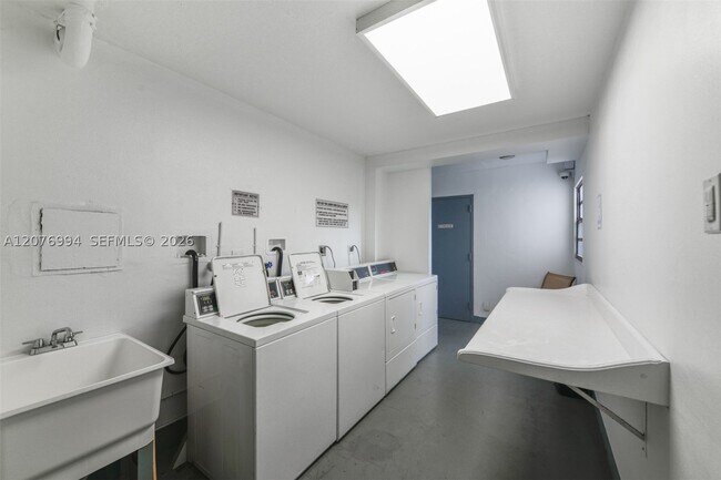 Building Photo - 20500 W Country Club Dr