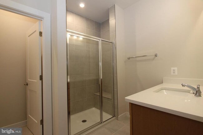 Building Photo - 43808 Middleway Ter