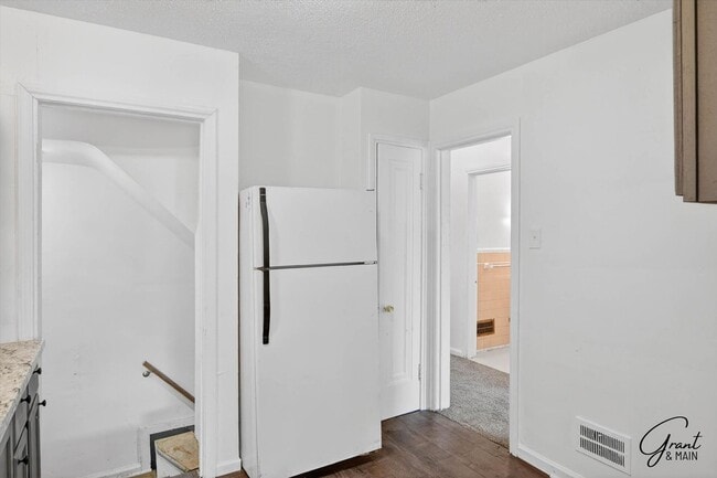 Building Photo - 3 bedroom bungalow - $1200
