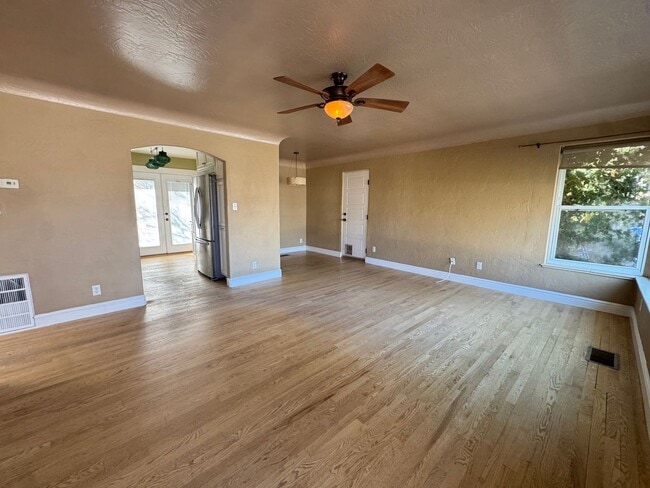 Building Photo - Move-in Incentive! Great Location!