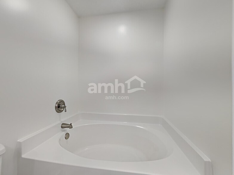 Building Photo - 3028 Crusades St