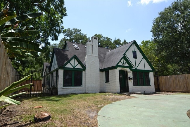 Building Photo - 2135 Bissonnet St