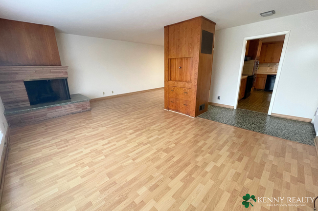 Building Photo - Upper 3 Bedroom, 2 Bathroom Unit of a Dupl...