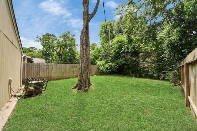 Building Photo - 5526 Farley Dr
