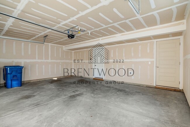 Building Photo - Move-In Ready Modern Townhome in Sought-Af...