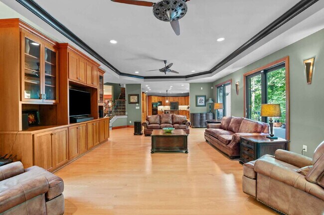 Building Photo - Luxurious 5-Bed Sanctuary with Scenic View...