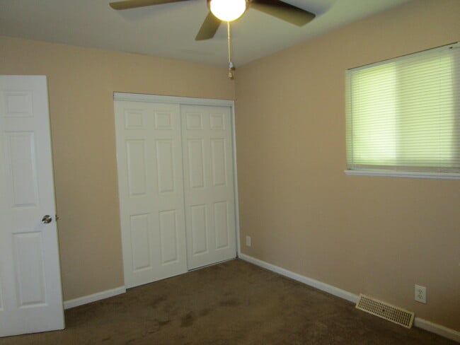 Building Photo - 25606 Hanover St