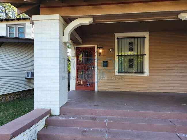 Building Photo - Historical 3 Bedroom 1 Bathroom!