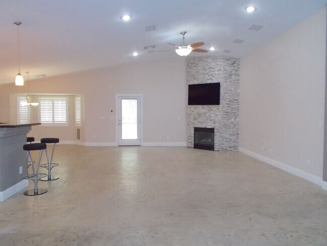 Building Photo - 8317 W Jeremiahs Lodge Ave