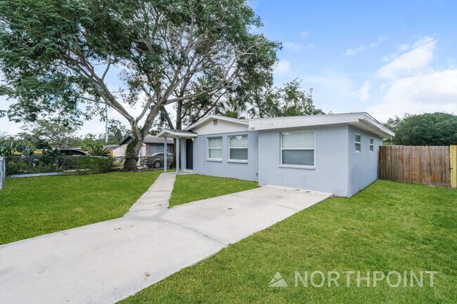 Building Photo - 3-Bedroom, 1 Bath Single Family for Rent in Tampa, FL | Fenced Backyard & Modern Kitchen