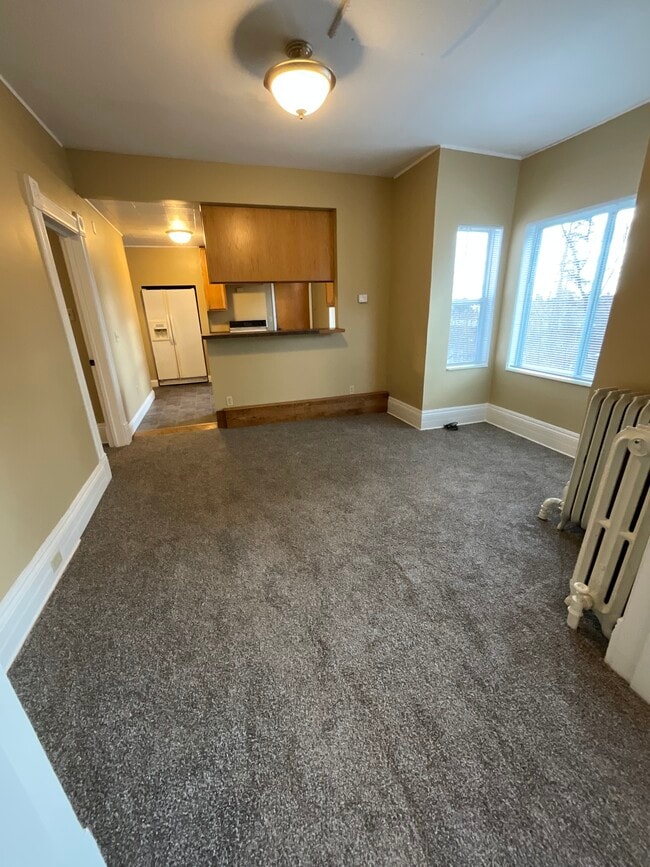 Building Photo - 1324 E 2nd St