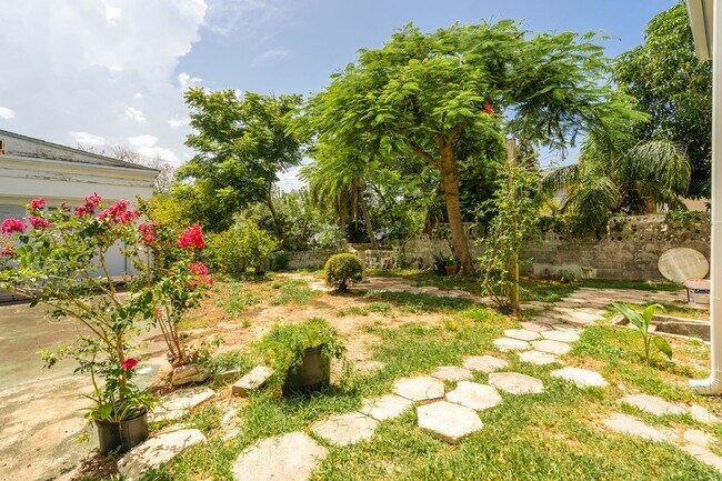 Building Photo - Charming 3 Bedroom, 2 Bathroom Two-Story H...