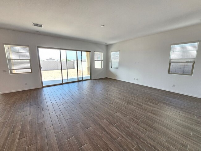 Building Photo - Wonderful new build with family fun amenities