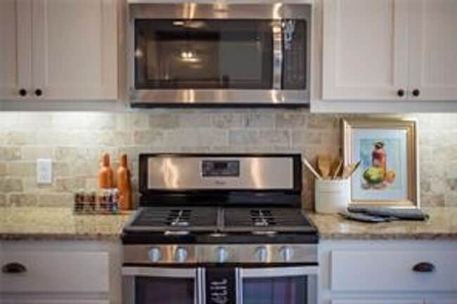 Building Photo - 3 Bed | 2 Bath | 2 Car Garage - Bungalow S...