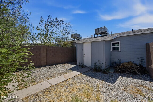 Building Photo - 907 N 22nd Pl