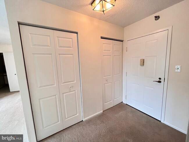 Building Photo - 15100 Interlachen Dr