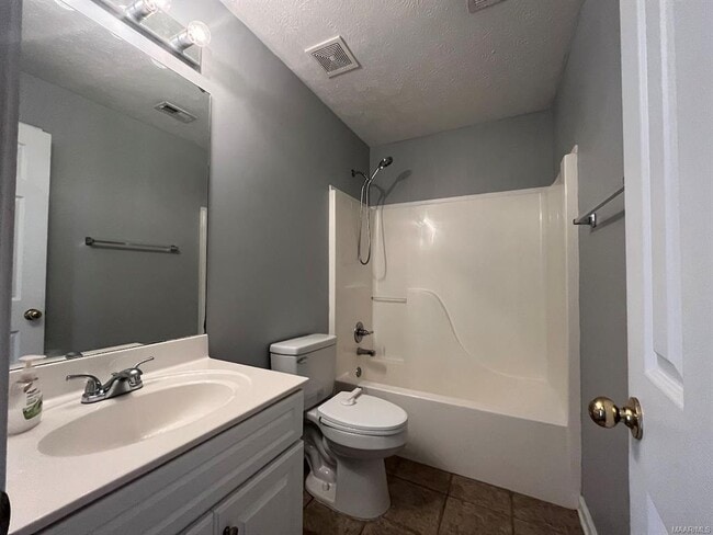 Building Photo - 114 Regent Ct