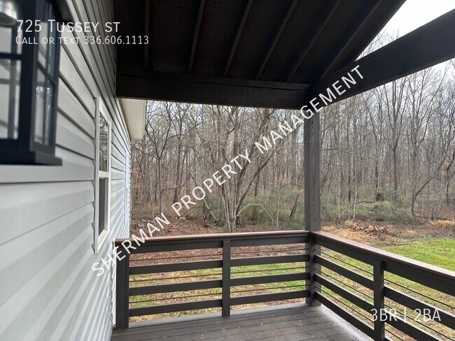 Building Photo - 725 Tussey St