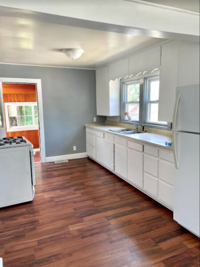 Building Photo - AVAILABLE NOW. 2 bed/1 bath SINGLE FAMILY HOME with fenced yard!
