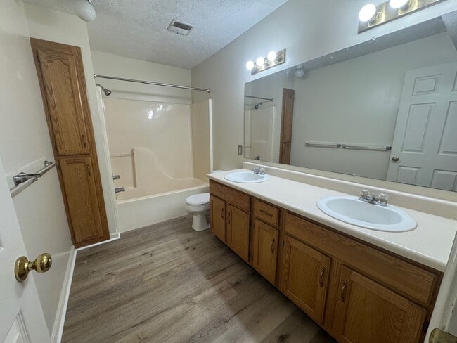 Building Photo - One level 2 Bedroom Apartment