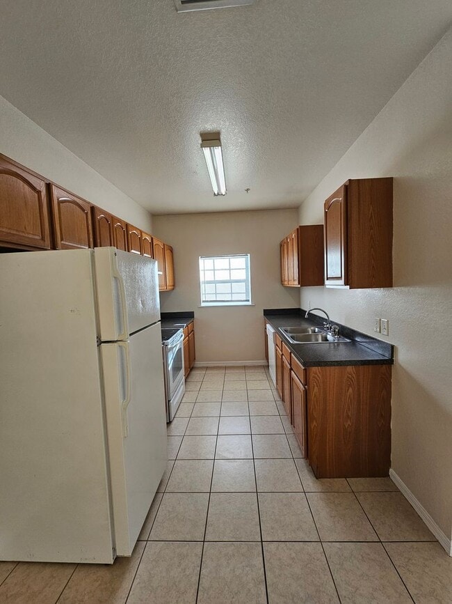 Building Photo - 2/2 ( Eagle Trace) Charming, updated townhome