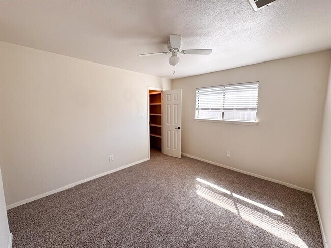 Building Photo - 505 Cambridge Dr