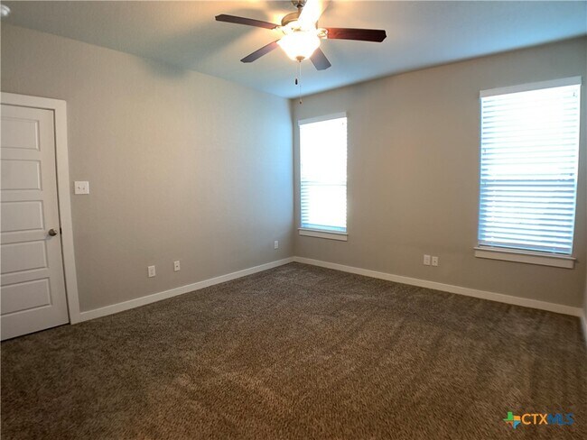 Building Photo - 537 Creekside Frst